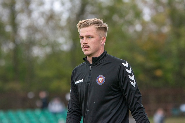 足球欧冠淘汰赛对阵激烈，主帅直言无弱旅